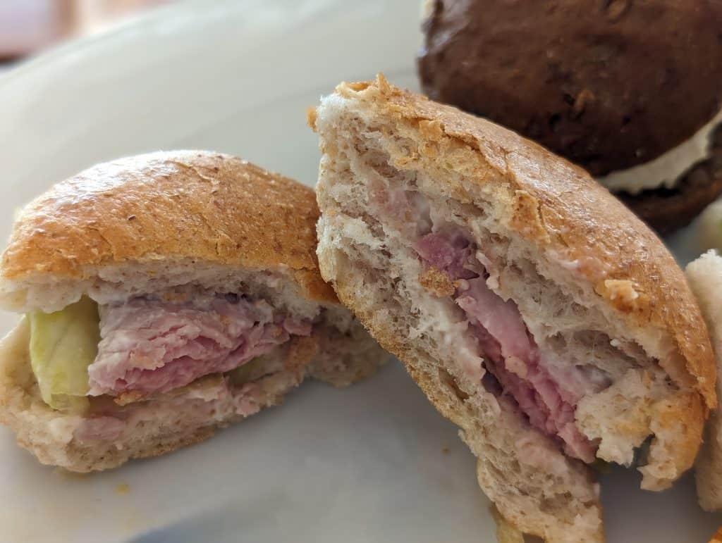 Mini Roast Beef Sandwich with Lemon Lettuce and Mayo